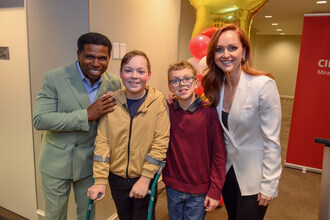 Michael « Pinball » Clemons, des enfants de Holland Bloorview et Kate Beirness participent à la 41e édition du CIBC Miracle Day, tenue le 3 décembre 2025. (CIBC/CNW Group) (Groupe CNW/CIBC)